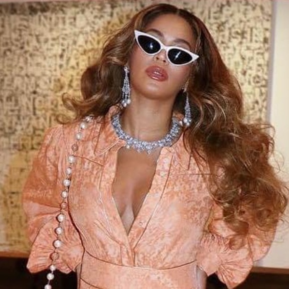 Illesteva Vivienne cat eye Sunglasses in Grey - Picture 6 of 8